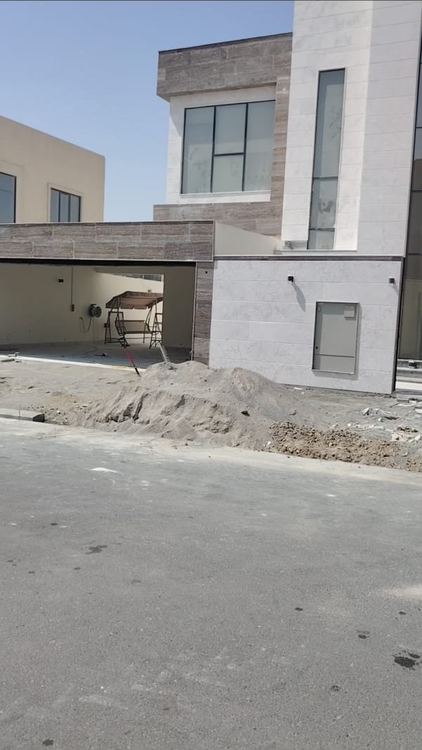تركيب الحجر الطبيعي في الشارقة — تركيب واجهة فيلا حديثة بالحجر الطبيعي بتصميم عصري